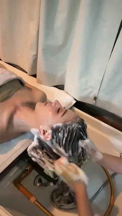 Haarwäsche mit weichem Schaum