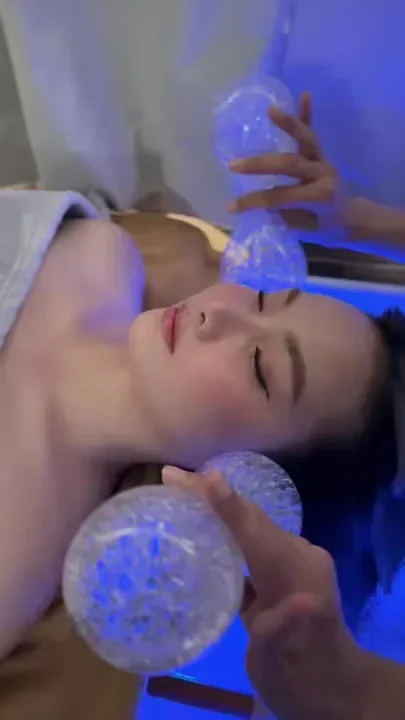 Eine Gesichtsmassage mit gekühlten Glaskugeln