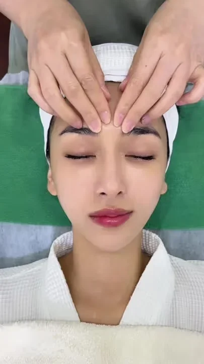 Eine Akupressur-Gesichtsmassage von Hand
