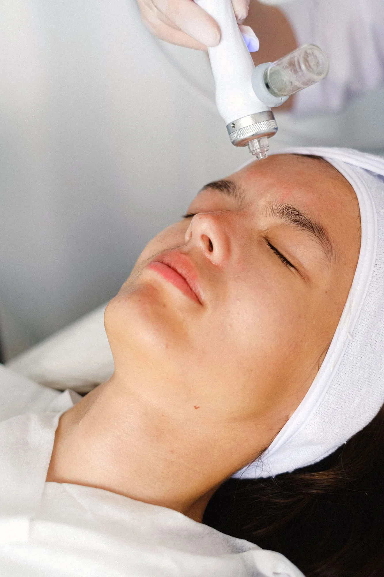 A device treatment on the forehead of a relaxed client.